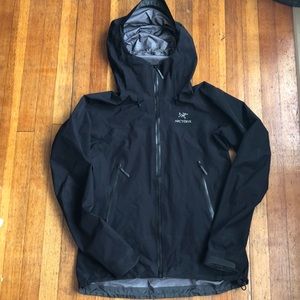 Arc’teryx women’s Beta L Goretex Raincoat M
